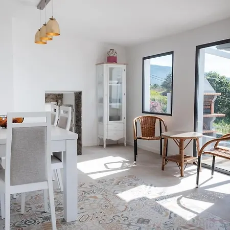 Guestready - Quiet House & Heated Pool W Sea View بيت ضيافة *