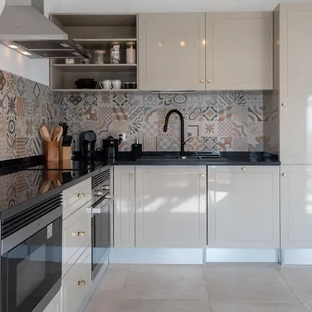 بيت ضيافة Guestready - Quiet House & Heated Pool W Sea View