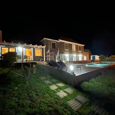 Guestready - Quiet House & Heated Pool W Sea View بيت ضيافة *